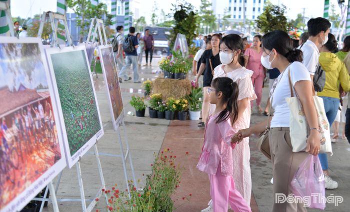 Trẻ em thích thú xem các tác phẩm ảnh tại triển lãm.