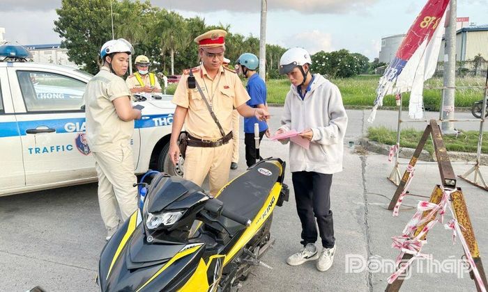 Lực lượng Cảnh sát giao thông tăng cường tuần tra xử lý các hành vi dẫn đến tai nạn giao thông.