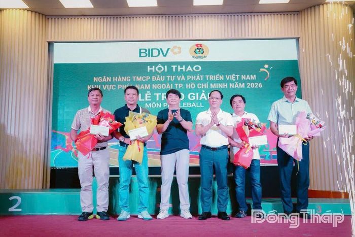 Đồng chí Phạm Minh Tú, Giám đốc Ngân hàng Nhà nước chi nhánh Khu vực 13 và ông Lê Trung Thành, nguyên Phó Tổng Giám đốc BIDV trao giải cho vận động viên là lãnh đạo các chi nhánh đạt thành tích tốt môn pickleball.
