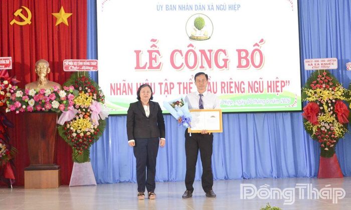 Đồng chí Nguyễn Đoàn Thanh Tuyết, Phó Giám đốc Sở Khoa học và Công nghệ tỉnh Đồng Tháp trao chứng nhận đăng ký nhãn hiệu tập thể "Sầu riêng Ngũ Hiệp" cho Hợp tác xã Sầu riêng Ngũ Hiệp - đơn vị quản lý nhãn hiệu tập thể.