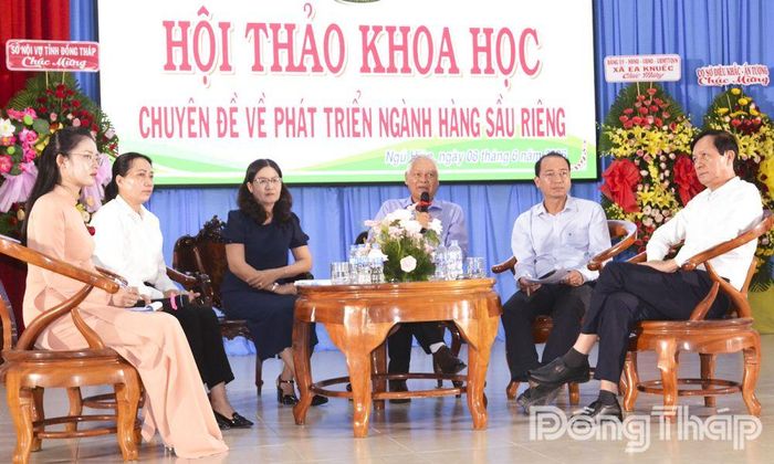 Giáu sư, Tiến sĩ Trần Văn Hâu, nguyên giảng viên cao cấp Trường Đại học Cần Thơ, giải đáp các ý kiến cho người dân trồng sầu riêng tại địa phương.