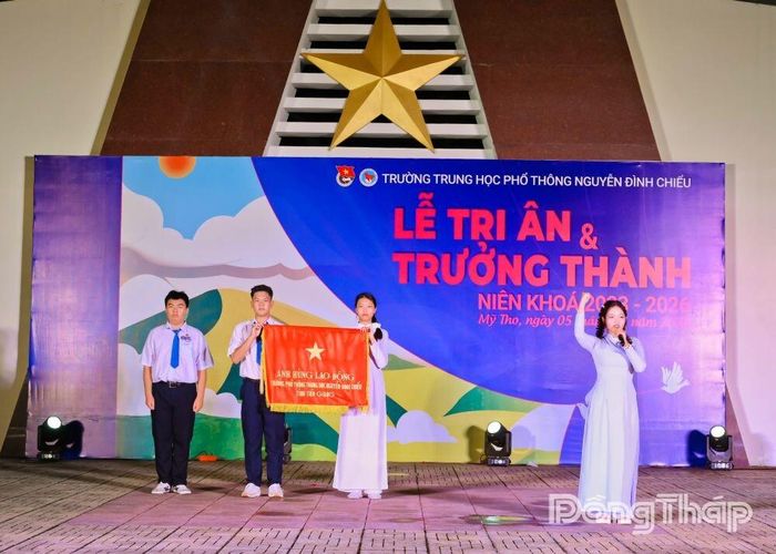 Nghi thức trao Cờ truyền thống diễn ra trang nghiêm, đánh dấu thời khắc chuyển giao trọng trách và niềm tự hào cho thế hệ học sinh niên khóa kế tiếp.