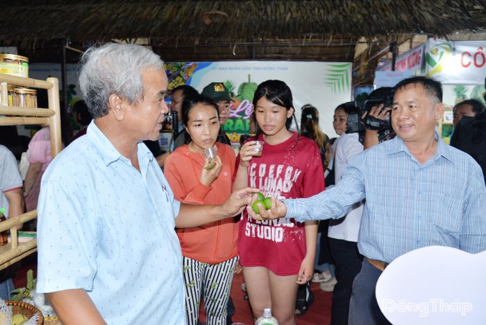 Người dân đánh giá cao các sản phẩm của HTX Dịch vụ Nông nghiệp Mỹ Long.