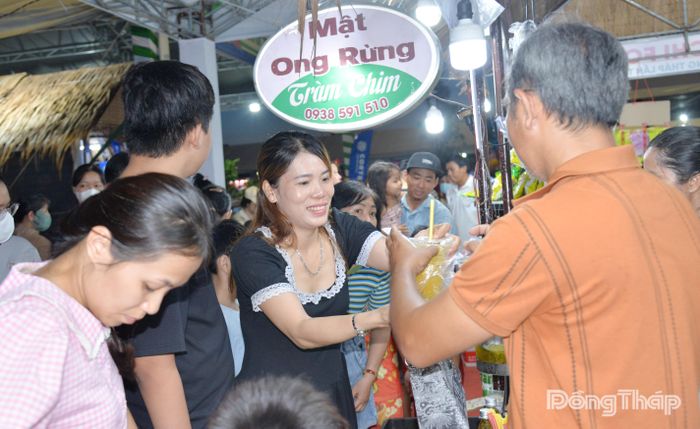 Mật ong Tràm Chim của Công ty TNHH DVTM Thiên Kim thu hút đông du khách.