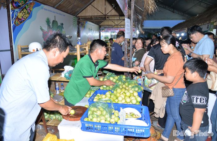 HTX Nông nghiệp Dịch vụ Du lịch Đồng Tâm Phát bán mỗi ngày hơn 2 tấn chanh dây ngọt.