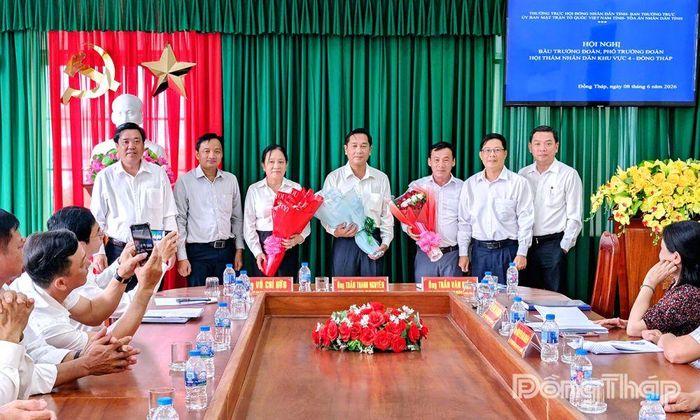 Tặng hoa chúc mừng Trưởng đoàn, Phó Trưởng đoàn Hội thẩm nhân dân Tòa án nhân dân khu vực 4 - Đồng Tháp.