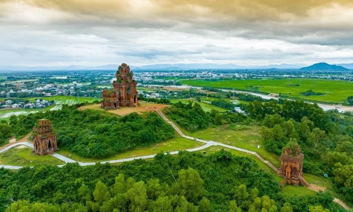 Cụm tháp Bánh Ít là một khu di tích đẹp, đặc sắc và còn lại nhiều tháp nhất của vương quốc Chăm Pa trên mảnh đất Gia Lai. Ảnh minh họa