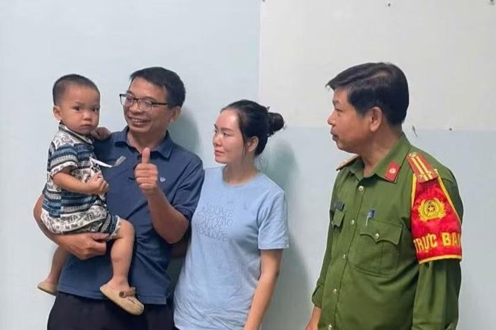 Du khách đón con tại Công an phường Pleiku sau khi tìm lại con bị lạc. Ảnh: ĐVCC