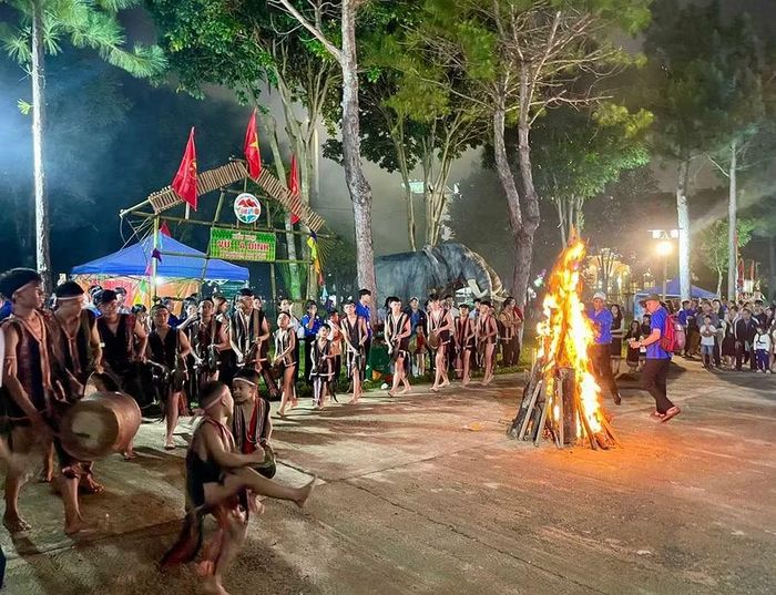  Tiếng cồng chiêng rộn ràng đêm lửa trại. Ảnh: Lam Nguyên 