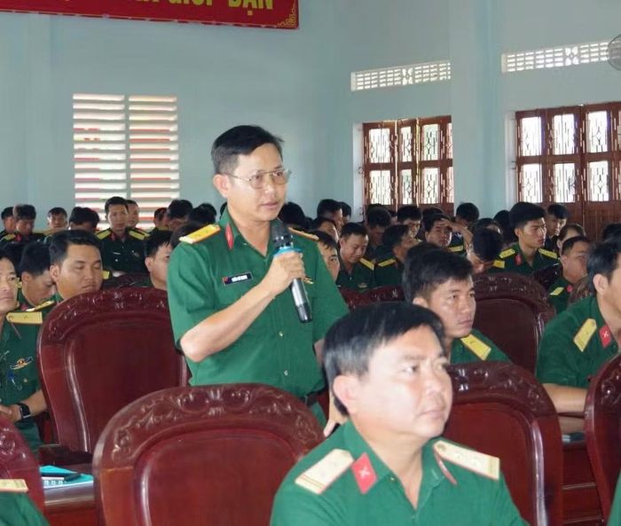  Quân nhân Sư đoàn 31 phát biểu ý kiến, kiến nghị tại buổi đối thoại dân chủ. Ảnh: H.P 