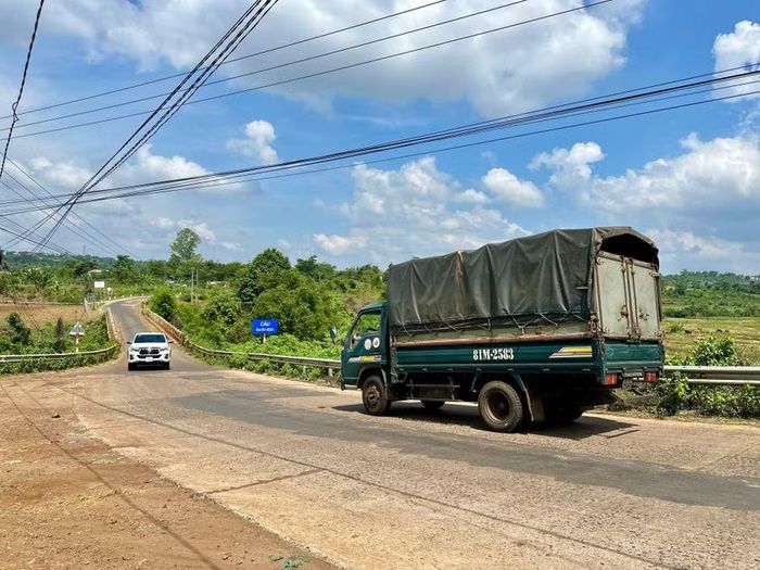  Cây cầu sắt nối xã Al Bá với xã Chư Sê chỉ vừa đủ cho 1 xe ô tô đi qua. Ảnh H.D 