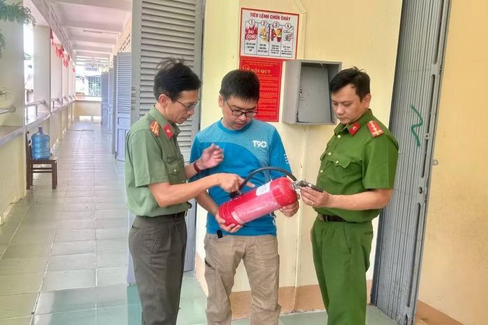Lực lượng Công an kiểm tra hệ thống chữa cháy tại điểm thi Trường THPT Trưng Vương (phường Quy Nhơn). Ảnh: N.L
