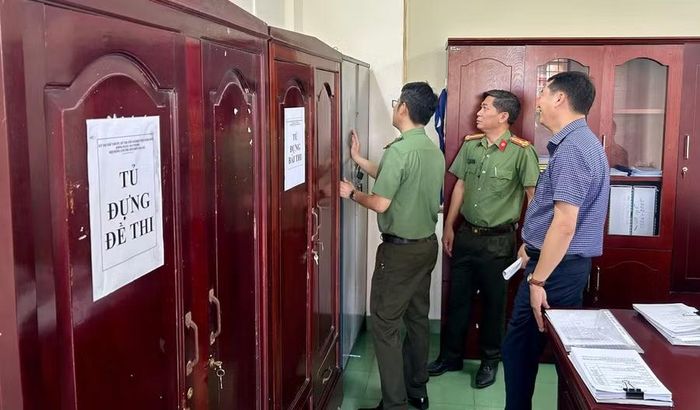 Tổ công tác kiểm tra khu vực đựng đề, bài thi tại điểm thi số 1 Trường THPT chuyên Lê Quý Đôn (phường Quy Nhơn). Ảnh: N.L