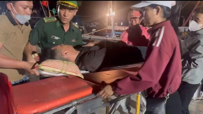 Các lực lượng tích cực phối hợp, nhanh chóng đưa ngư dân đi cấp cứu. Ảnh: ĐVCC