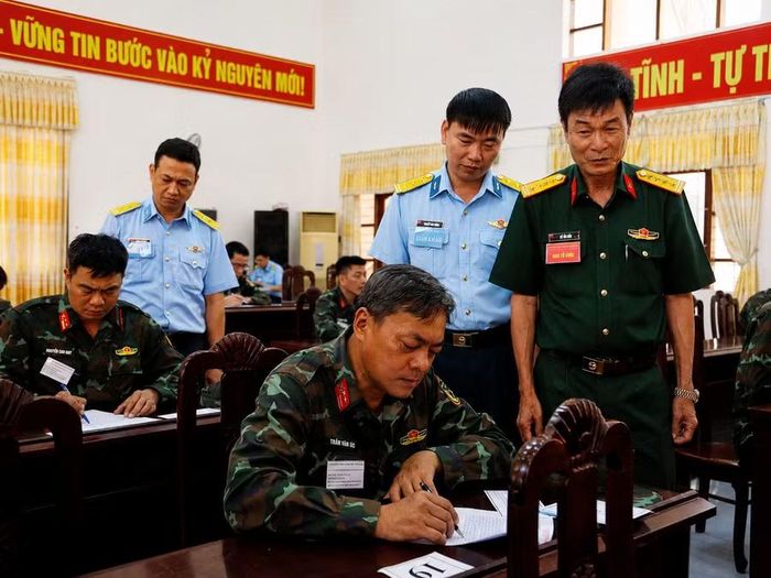 Sau lễ khai mạc, Chủ nhiệm phòng không các tỉnh, thành phố bước vào nội dung thi kiểm tra lý thuyết chuyên ngành. Ảnh: H.P