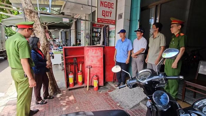 Công an phường Quy Nhơn kiển tra hoạt động của mô hình tổ liên gia an toàn PCCC và điểm chữa cháy công cộng.