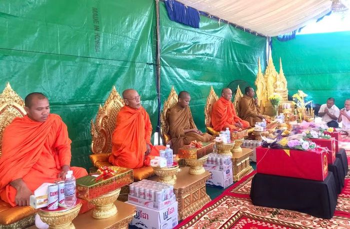  Các nhà sư tại Campuchia cầu siêu cho 3 liệt sĩ. Ảnh: Đoàn Bình 