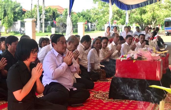 Lãnh đạo Ban chuyên trách 2 tỉnh Gia Lai và Preah Vihear tham dự lễ cầu siêu. Ảnh: Đoàn Bình