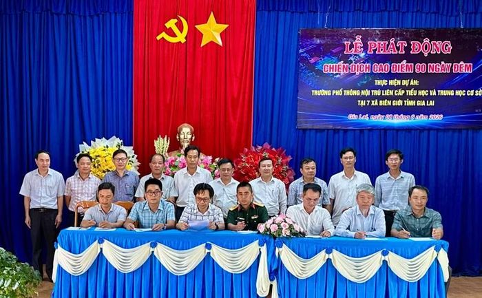 Các đơn vị chủ đầu tư và nhà thầu ký cam kết hoàn thành đúng tiến độ, bảo đảm chất lượng công trình. Ảnh: Hà Duy