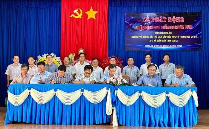 Các đơn vị chủ đầu tư và tư vấn giám sát ký cam kết hoàn thành đúng tiến độ, bảo đảm chất lượng công trình. Ảnh: Hà Duy