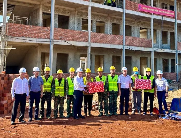 Các đại biểu kiểm tra thực tế, động viên lực lượng công nhân đang thi công công trình tại xã Ia Dom. Ảnh: Hà Duy