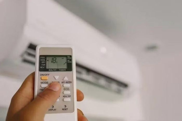 Người dùng chỉ nên ngắt aptomat khi không sử dụng điều hòa trong thời gian dài. Ảnh: Freepik/Znews