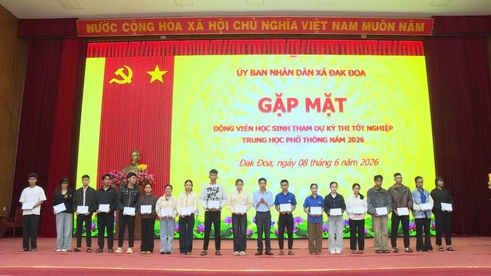  Lãnh đạo UBND xã Đak Đoa trao quà “Tiếp sức mùa thi” cho học sinh lớp 12 có hoàn cảnh khó khăn. Ảnh: Minh Trung 