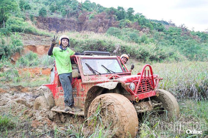 Xe đua dính đầy bùn đất trong bài thi tại hồ Đắc Lộc. Ảnh: V.M.C