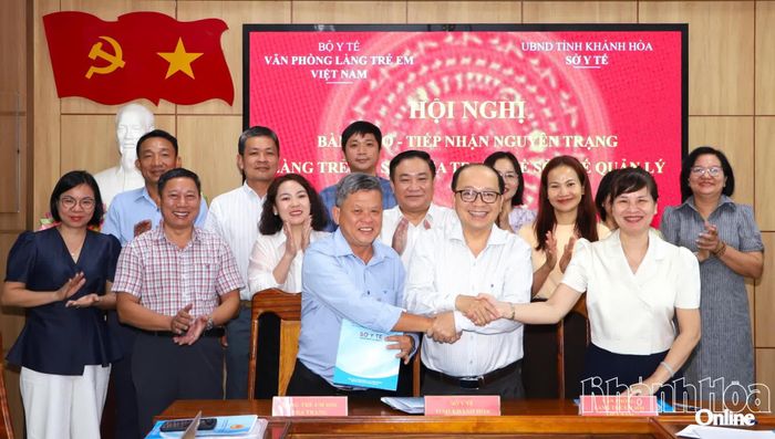 Lãnh đạo Làng trẻ em SOS Việt Nam, Sở Y tế, Làng trẻ em SOS Nha Trang ký kết bàn giao, tiếp nhận nguyên trạng Làng trẻ em SOS Nha Trang về Sở Y tế quản lý.