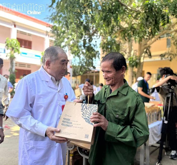 Người dân được cấp phát thuốc đông y miễn phí.