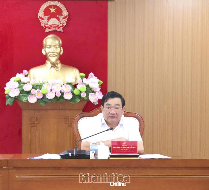 Phó Chủ tịch UBND tỉnh Trịnh Minh Hoàng điều hành cuộc họp.