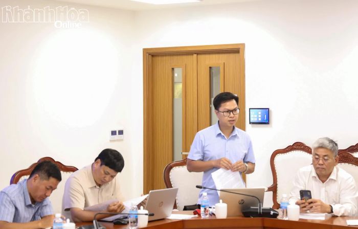 Đại diện UBND phường Tây Nha Trang báo cáo tại cuộc họp.