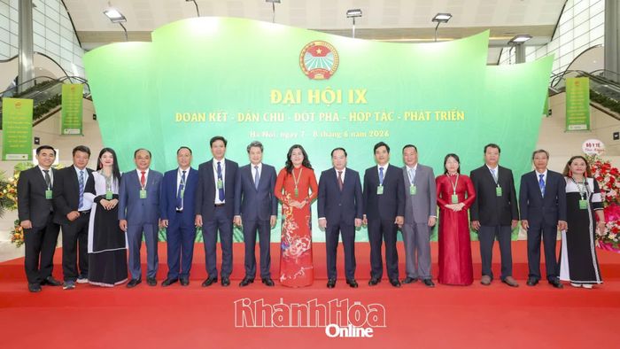 Đồng chí Nguyễn Quang Đức - Ủy viên Trung ương Đảng, Phó trưởng Ban Tuyên giáo và Dân vận Trung ương và đồng chí Hồ Xuân Trường chụp ảnh lưu niệm với đoàn đại biểu Hội Nông dân tỉnh Khánh Hòa tại đại hội.