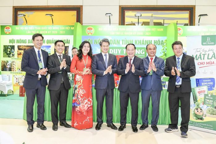 Đồng chí Nguyễn Quang Đức - Ủy viên Trung ương Đảng, Phó trưởng Ban Tuyên giáo và Dân vận Trung ương và đồng chí Hồ Xuân Trường chụp ảnh lưu niệm tại gian hàng của nông dân Khánh Hòa bên lề đại hội. Ảnh: LÂM HIỂN