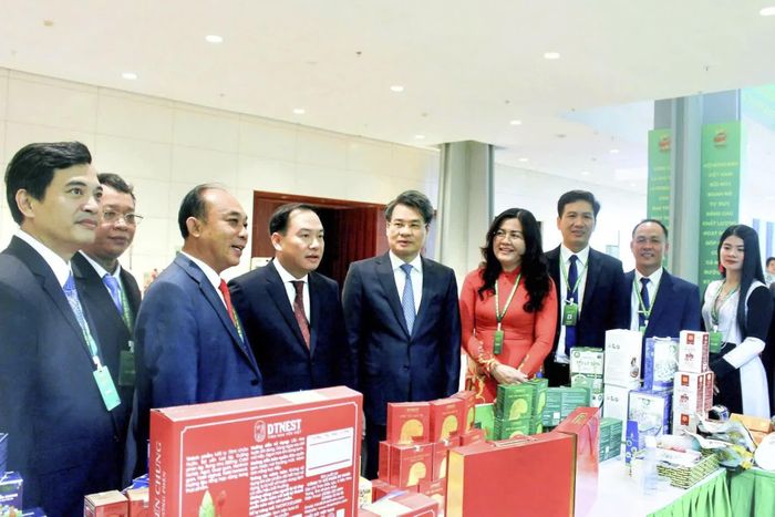 Đồng chí Nguyễn Quang Đức - Ủy viên Trung ương Đảng, Phó trưởng Ban Tuyên giáo và Dân vận Trung ương và đồng chí Hồ Xuân Trường tham quan gian hàng của nông dân Khánh Hòa bên lề đại hội. Ảnh: LÂM HIỂN