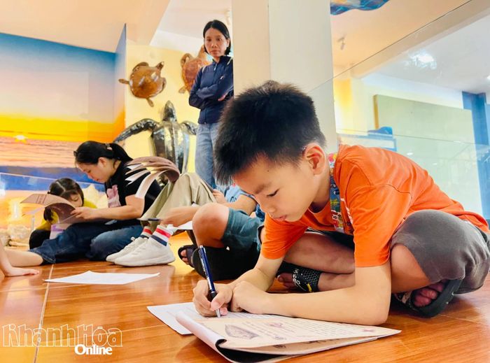 Một bạn nhỏ trả lời các câu hỏi khi thử tài làm "Bác sĩ đại dương".