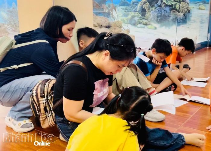 Các bạn nhỏ cùng mẹ làm bài tập "Bác sĩ đại dương".