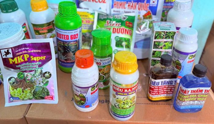 Các sản phẩm phân bón, thuốc bảo vệ thực vật giả bị lực lượng Công an thu giữ tại cơ sở.