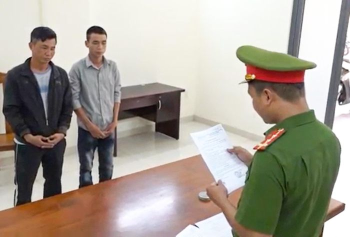 Cơ quan Cảnh sát điều tra Công an tỉnh tống đạt quyết định khởi tố 2 đối tượng Nguyễn Trung Hiếu và Nhiêu Thắng Lộc.
