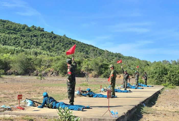 Các chiến sĩ thực hiện tư thế nằm bắn.