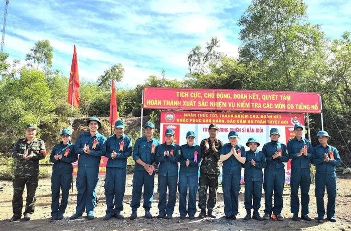 Các chiến sĩ nhận hoa bắn giỏi.