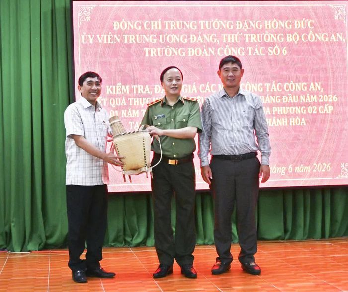 Lãnh đạo xã Thuận Bắc tặng quà lưu niệm cho đồng chí Đặng Hồng Đức.