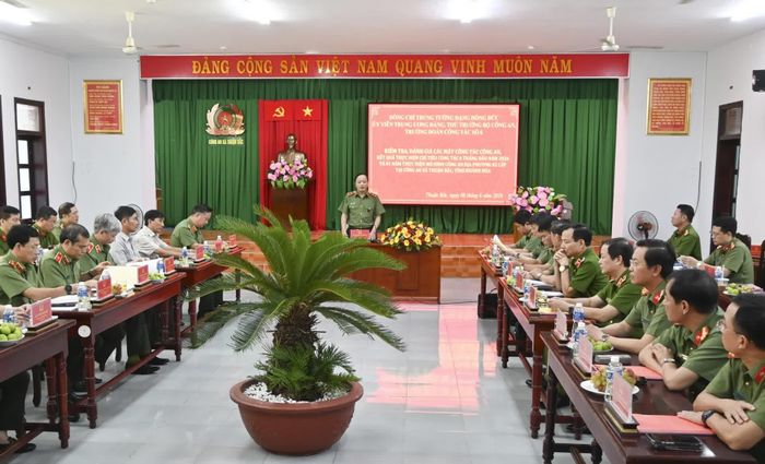 Quang cảnh buổi làm việc.