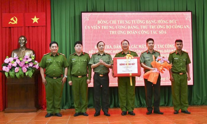 Đồng chí Đặng Hồng Đức tặng quà cho Công an xã Thuận Bắc.