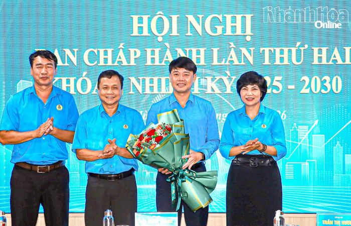 Lãnh đạo Liên đoàn Lao động tỉnh tặng hoa chúc mừng ông Bùi Hoài Nam.
