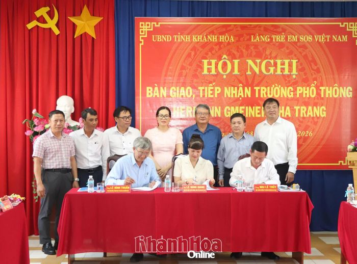 Ký kết bàn giao Trường Phổ thông Hermann Gmeiner Nha Trang về Sở Giáo dục và Đào tạo quản lý.