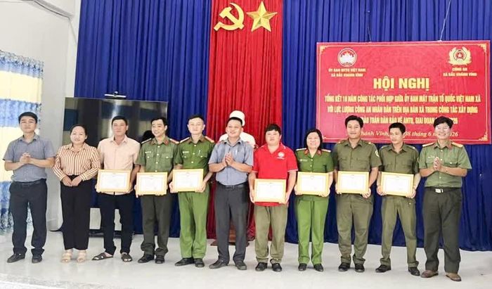 Các cá nhân được khen thưởng tại hội nghị.