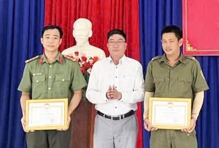 Lãnh đạo xã Bắc Khánh Vĩnh trao giấy khen cho 2 tập thể.