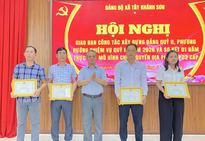 Lãnh đạo UBND xã Tây Khánh Sơn trao giấy khen cho các cá nhân. Ảnh HOÀNG QUÝ