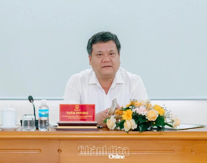 Đồng chí Trần Phong chủ trì buổi làm việc.